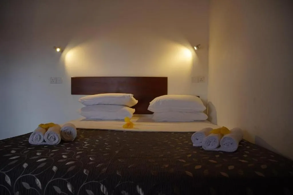 Thisara Villas Negombo 4*,